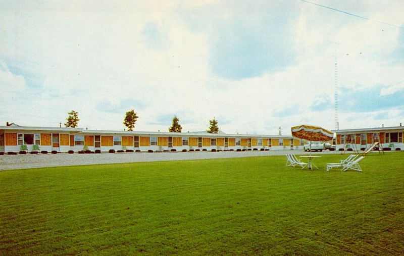 Gateway Motel - Vintage Post Card (newer photo)